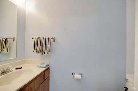 Bath - 42 Apple Ln, Cincinnati, OH 45255 photo 1 of 2