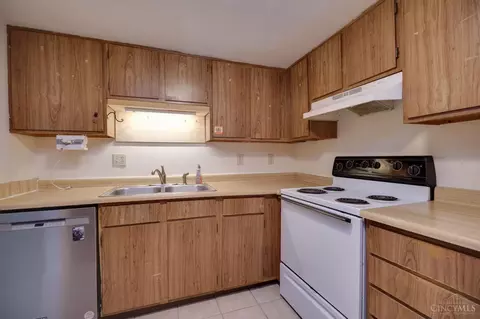 Kitchen - 42 Apple Ln, Cincinnati, OH 45255 photo 1 of 3