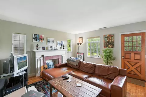 Living - 3032 Junietta Ave, Cincinnati, OH 45211 photo 3 of 3