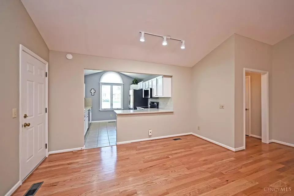Living - 1190 Stephanie Dr, Hamilton, OH 45013 photo 5 of 6