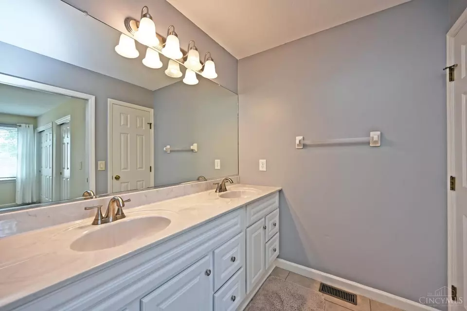 Bath - 1190 Stephanie Dr, Hamilton, OH 45013 photo 3 of 4