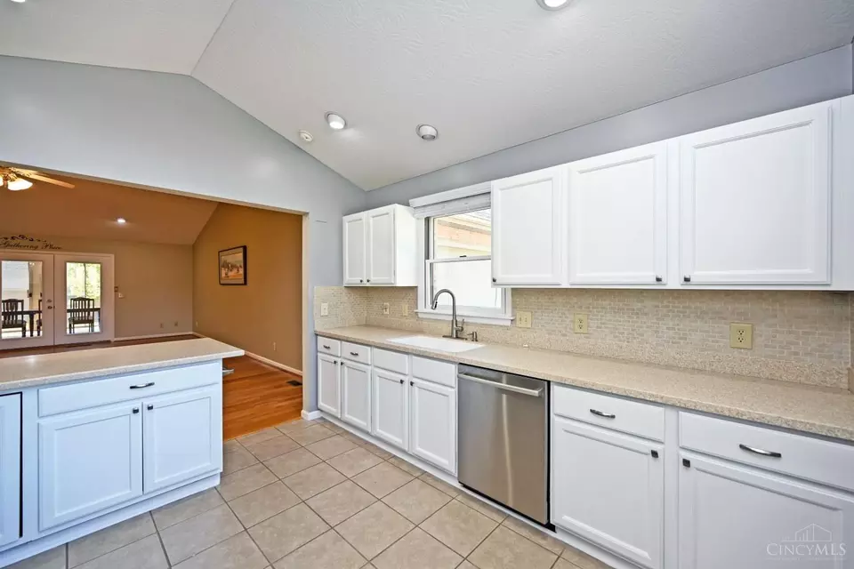 Kitchen - 1190 Stephanie Dr, Hamilton, OH 45013 photo 3 of 4
