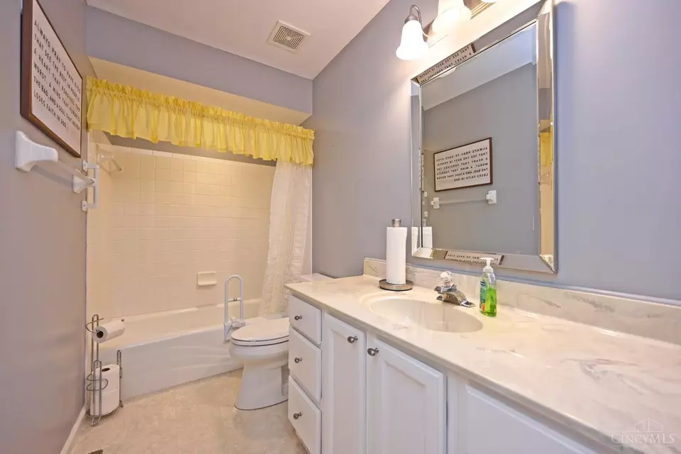 Bath - 1190 Stephanie Dr, Hamilton, OH 45013 photo 4 of 4