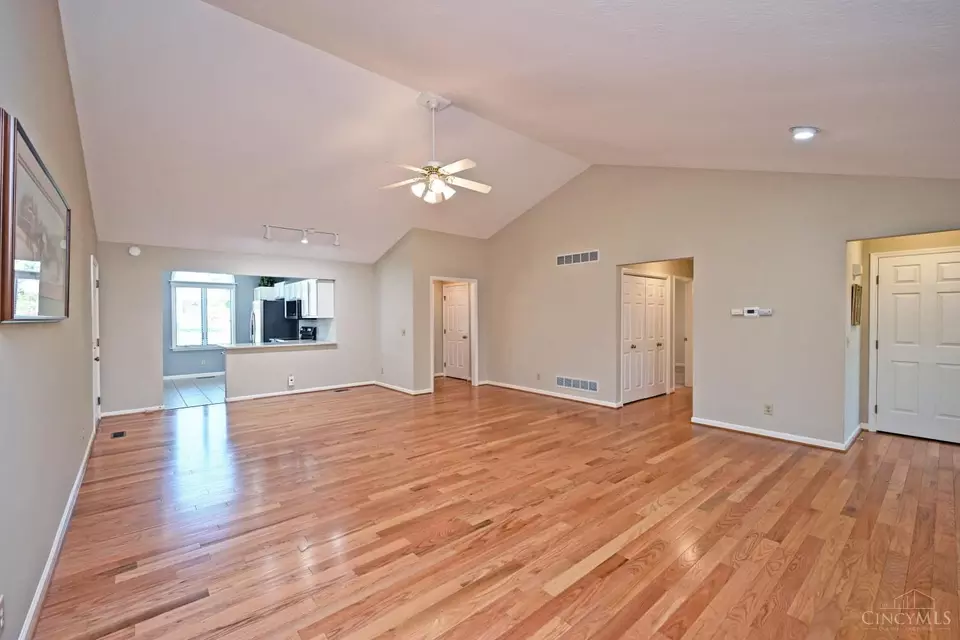 Living - 1190 Stephanie Dr, Hamilton, OH 45013 photo 3 of 6