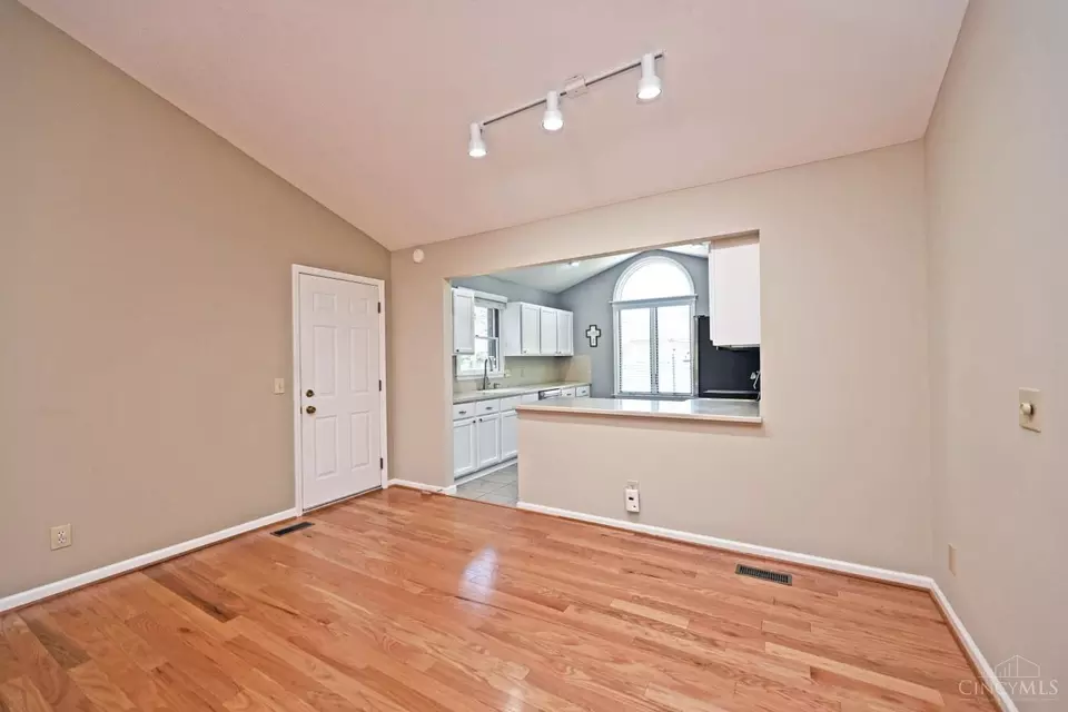 Living - 1190 Stephanie Dr, Hamilton, OH 45013 photo 4 of 6