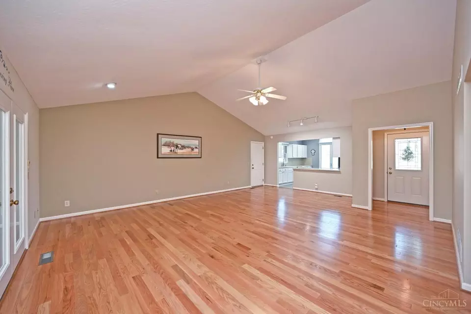 Living - 1190 Stephanie Dr, Hamilton, OH 45013 photo 2 of 6