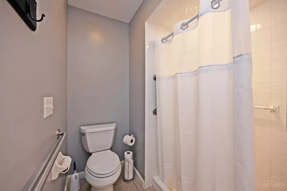 Bath - 1190 Stephanie Dr, Hamilton, OH 45013 photo 2 of 4
