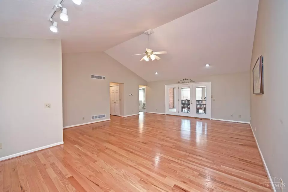 Living - 1190 Stephanie Dr, Hamilton, OH 45013 photo 6 of 6