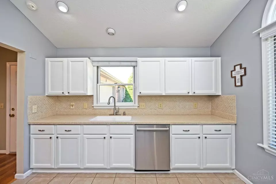 Kitchen - 1190 Stephanie Dr, Hamilton, OH 45013 photo 2 of 4