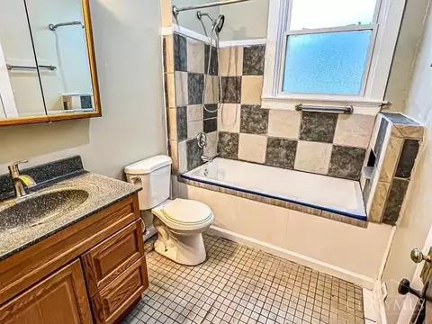 Bath - 2568 Trevor Pl, Cincinnati, OH 45225 photo 1 of 1