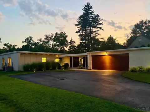 239 Compton Ridge Dr, Wyoming, OH 45215