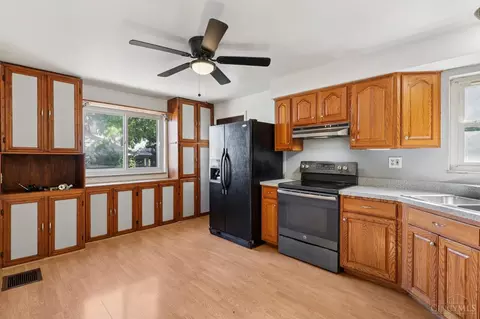 Kitchen - 9124 Ranchill Dr, Cincinnati, OH 45231 photo 3 of 4