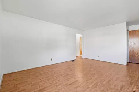 Living - 9124 Ranchill Dr, Cincinnati, OH 45231 photo 3 of 4