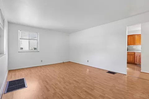 Living - 9124 Ranchill Dr, Cincinnati, OH 45231 photo 2 of 4