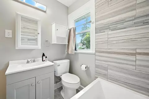Bath - 1601 Manss Ave, Cincinnati, OH 45205 photo 1 of 2