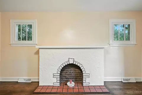 Living - 1601 Manss Ave, Cincinnati, OH 45205 photo 2 of 3