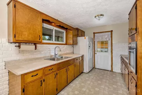 Kitchen - 7803 Lyn Dr, Carlisle, OH 45005 photo 1 of 3