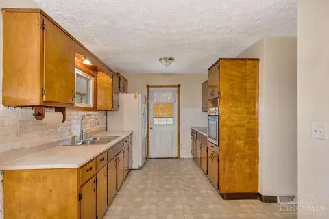 Kitchen - 7803 Lyn Dr, Carlisle, OH 45005 photo 2 of 3