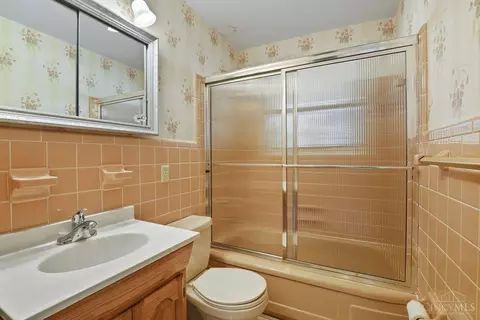 Bath - 653 Marieda Dr, Cincinnati, OH 45245 photo 2 of 4