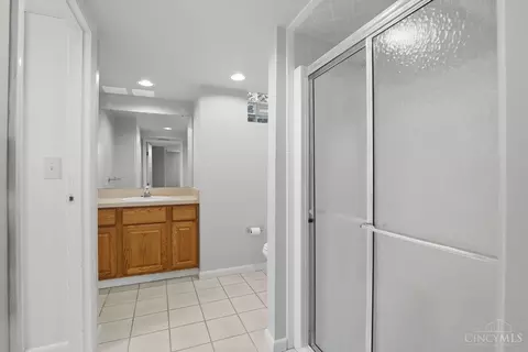 Bath - 653 Marieda Dr, Cincinnati, OH 45245 photo 1 of 4