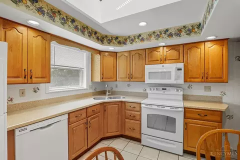 Kitchen - 653 Marieda Dr, Cincinnati, OH 45245 photo 2 of 4