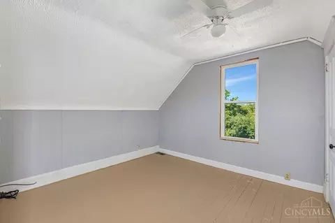 Bedroom - 1617 Dewey Ave, Cincinnati, OH 45205 photo 2 of 4
