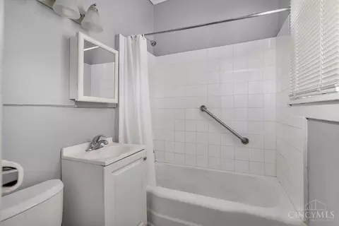 Bath - 1617 Dewey Ave, Cincinnati, OH 45205 photo 1 of 1