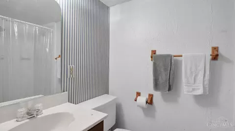 Bath - 4607 Largo Dr, Cincinnati, OH 45236 photo 1 of 3