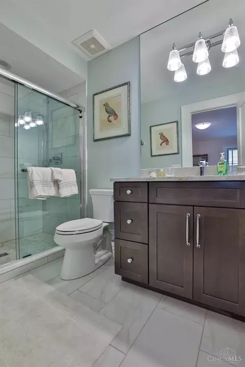 Bath - 1054 St Paul Pl, Cincinnati, OH 45202 photo 6 of 9