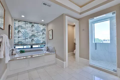 Bath - 1054 St Paul Pl, Cincinnati, OH 45202 photo 3 of 9
