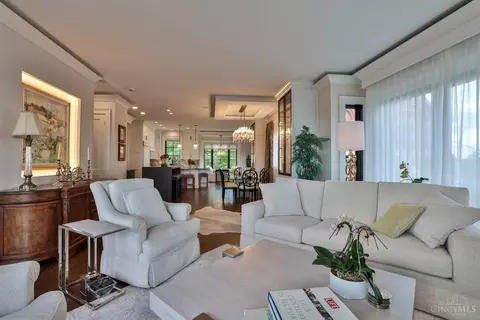 Living - 1054 St Paul Pl, Cincinnati, OH 45202 photo 2 of 4