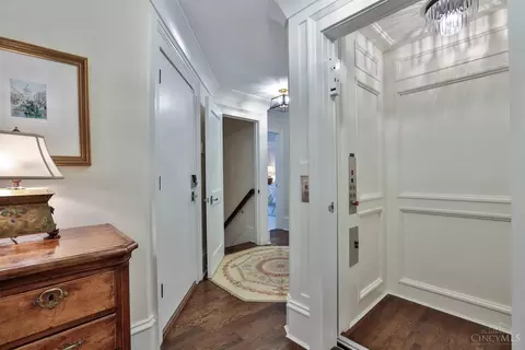 Entry Way - 1054 St Paul Pl, Cincinnati, OH 45202 photo 1 of 5