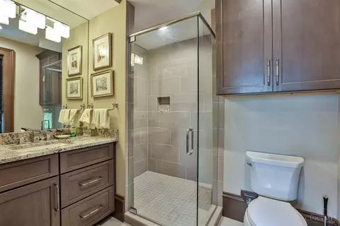 Bath - 1054 St Paul Pl, Cincinnati, OH 45202 photo 7 of 9