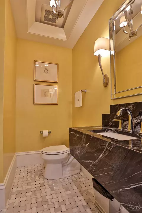 Bath - 1054 St Paul Pl, Cincinnati, OH 45202 photo 5 of 9