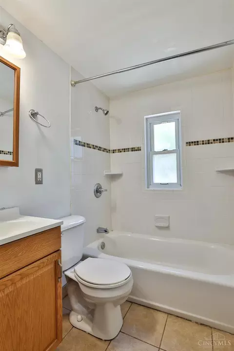 Bath - 1246 Thurnridge Dr, Reading, OH 45215 photo 3 of 4