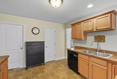 Kitchen - 607 Laura Ct, Harrison, OH 45030 photo 2 of 4
