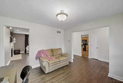 Entry Way - 607 Laura Ct, Harrison, OH 45030 photo 3 of 7