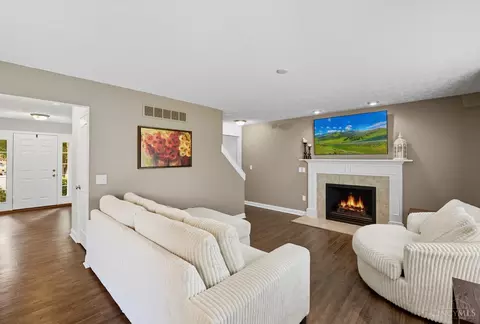 Living - 607 Laura Ct, Harrison, OH 45030 photo 2 of 3