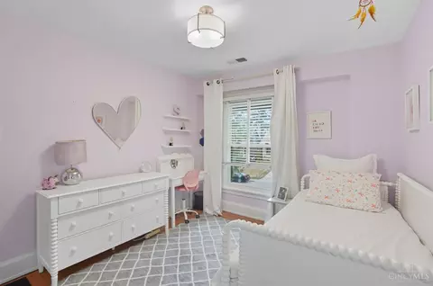 Bedroom - 3225 Lookout Dr, Cincinnati, OH 45208 photo 5 of 8