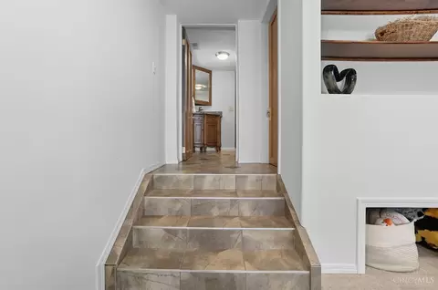Entry Way - 3225 Lookout Dr, Cincinnati, OH 45208 photo 3 of 4