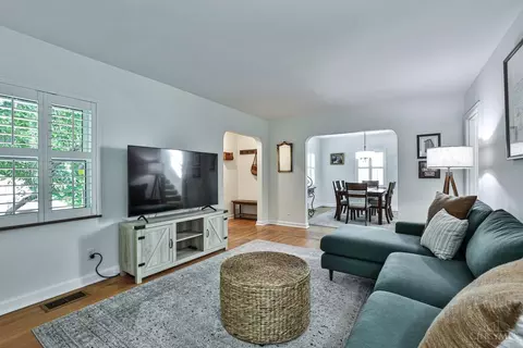 Living - 3860 Settle Rd, Mariemont, OH 45227 photo 2 of 3
