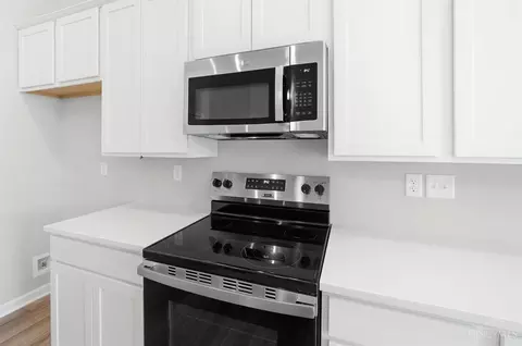 Kitchen - 1255 Eagle Blvd, Hamilton Township, OH 45039 photo 2 of 3