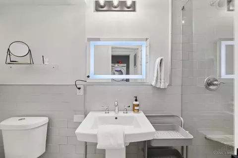 Bath - 320 Mulberry St, Cincinnati, OH 45202 photo 3 of 4
