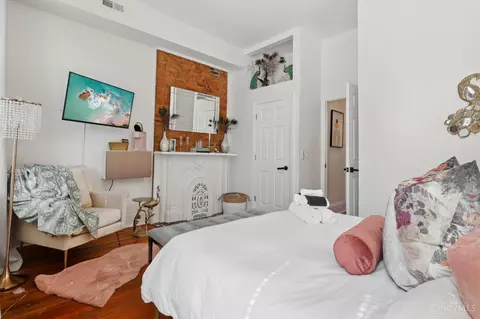 Bedroom - 320 Mulberry St, Cincinnati, OH 45202 photo 3 of 9