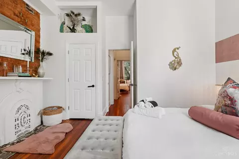 Bedroom - 320 Mulberry St, Cincinnati, OH 45202 photo 2 of 9