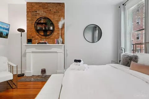 Bedroom - 320 Mulberry St, Cincinnati, OH 45202 photo 8 of 9