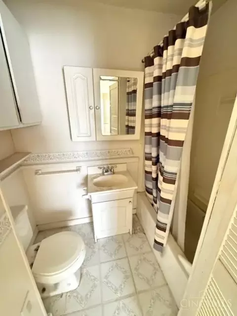 Bath - 4286 Ebenezer Rd, Cincinnati, OH 45248 photo 2 of 2