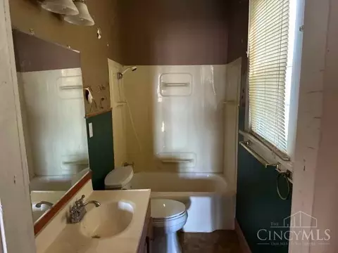 Bath - 4286 Ebenezer Rd, Cincinnati, OH 45248 photo 1 of 2