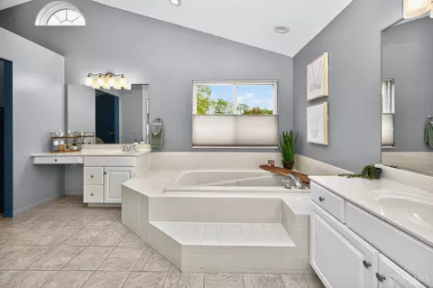 Bath - 4723 Brookfield Ct, Cincinnati, OH 45244 photo 4 of 7
