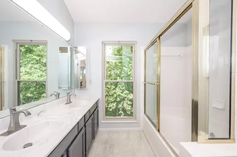Bath - 3076 Hoock Ct, Cincinnati, OH 45239 photo 3 of 7